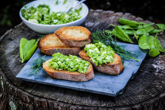 Ingredient of the Week: English Peas // Smashed Pea, Dill, and Feta Crostini