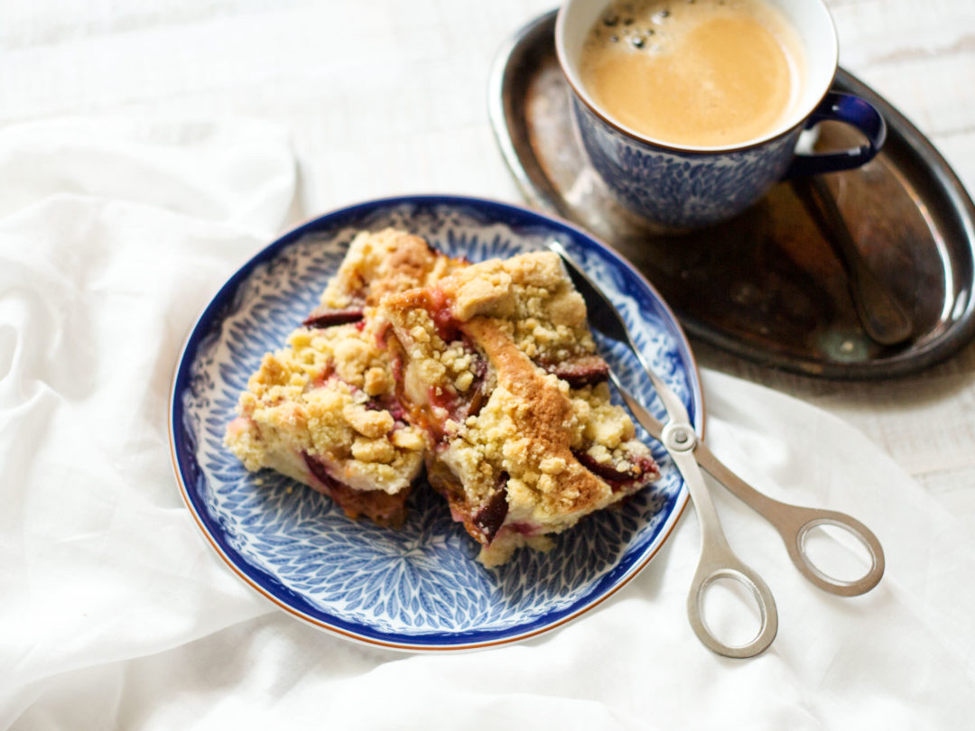 Fluffy plum streusel cake