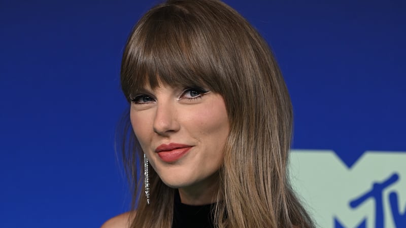 Taylor Swift unveils new video after breaking MTV VMAs record