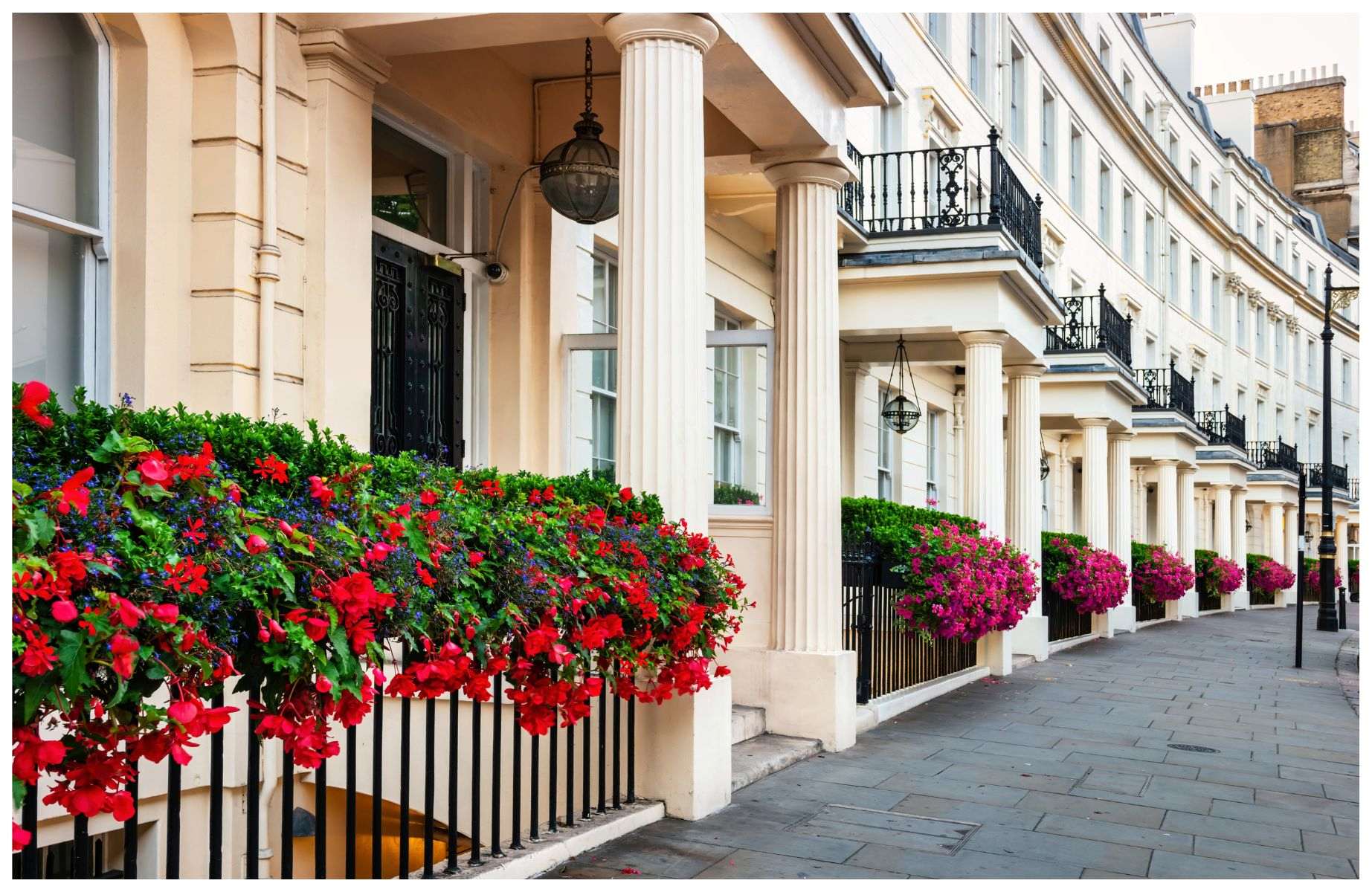 A row of Belgravia's signature white stucco townhouses. © benedek/iStock