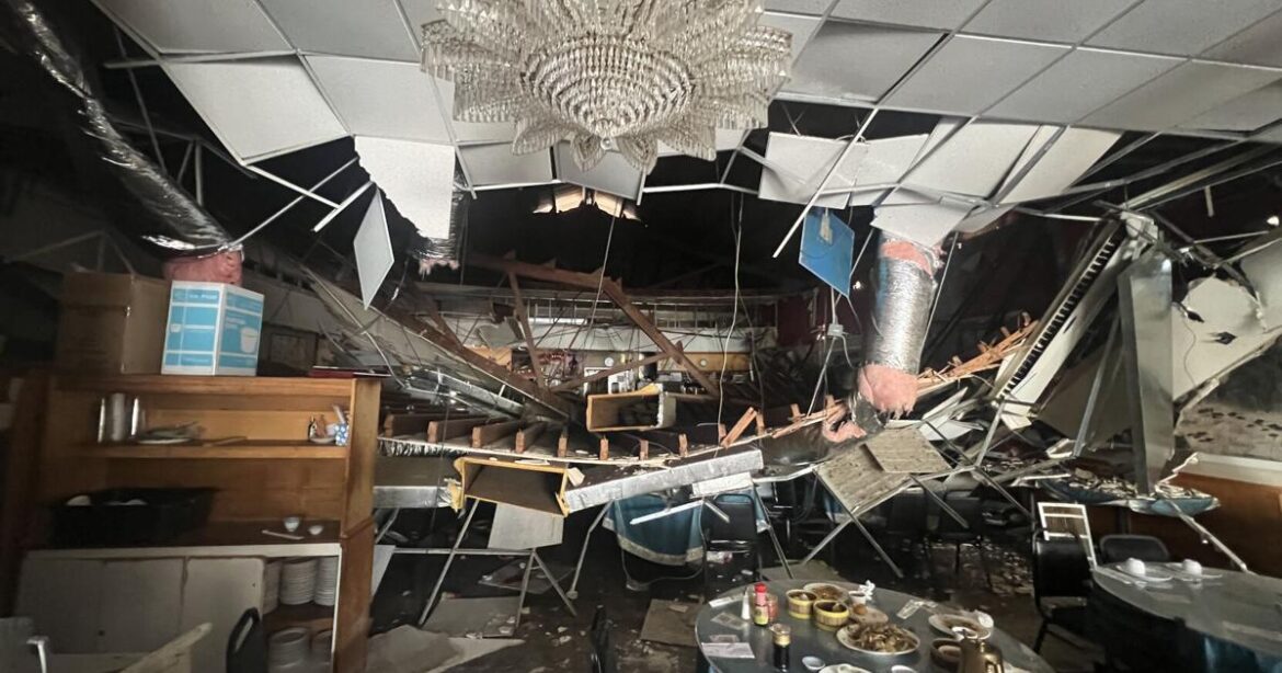 Part of 11th Avenue in Kaimuki to remain closed following restaurant’s partial ceiling collapse | Business Part of 11th Avenue in Kaimuki to remain closed following restaurant's partial ceiling collapse | Business