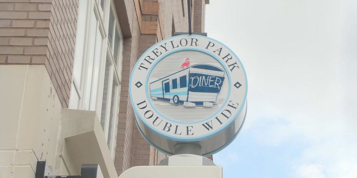 Fans, Savannah restaurant honor Dolly Parton with weeklong tribute