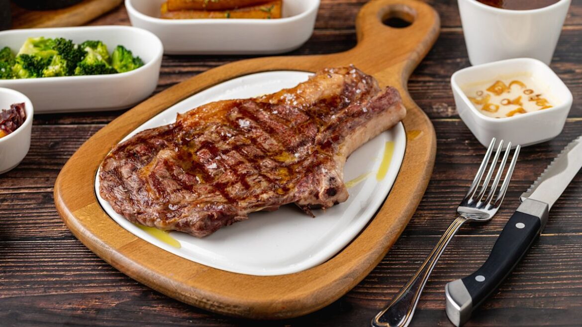 Forget Ruth’s Chris: This Steakhouse Chain Proves Ribeye Doesn’t Need To Be Expensive To Taste Good Forget Ruth's Chris: This Steakhouse Chain Proves Ribeye Doesn't Need To Be Expensive To Taste Good