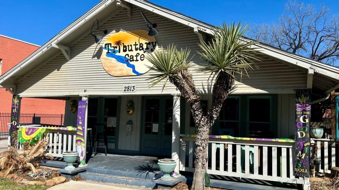 Fort Worth’s tiny Mardi Gras long on Cajun restaurant flavor