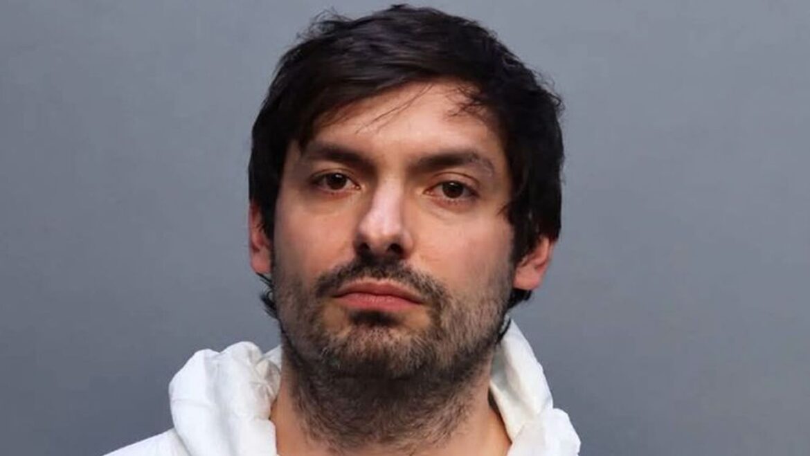 Restaurant manager accused of killing mother, then asking delivery driver to call 911 station icon