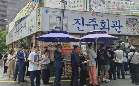 Still time as summer wanes to try the kongguksu at this Seoul landmark Still time as summer wanes to try the kongguksu at this Seoul landmark