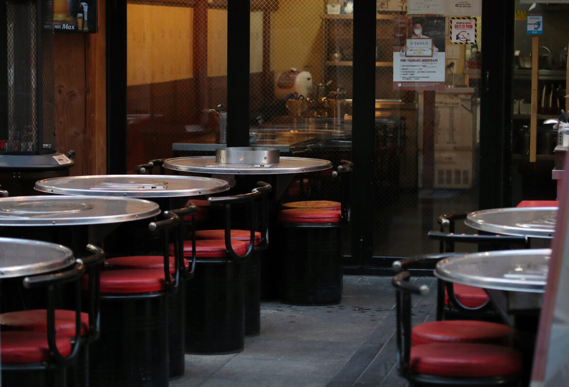 Food and Labor Costs Eat Up 71.6% of Korean Restaurant Sales Korea Investment & Securities
