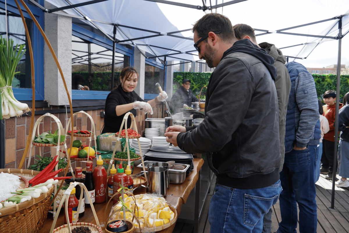 Vietnamese Pho draws foreign food lovers.