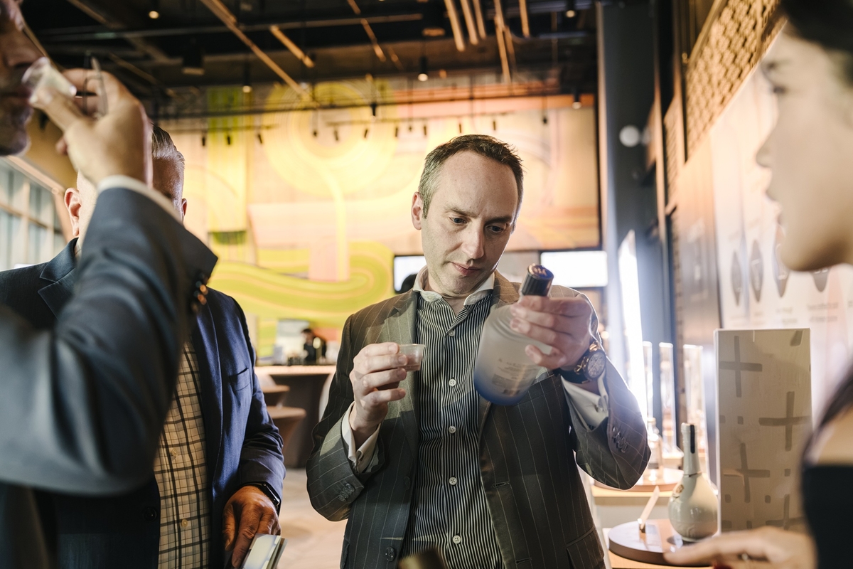 A local industry official samples a product at the jari launch event held in Los Angeles on Jan. 29 local time. Photo courtesy of CJ CheilJedang - Seoul Economic Daily Finance News from South Korea