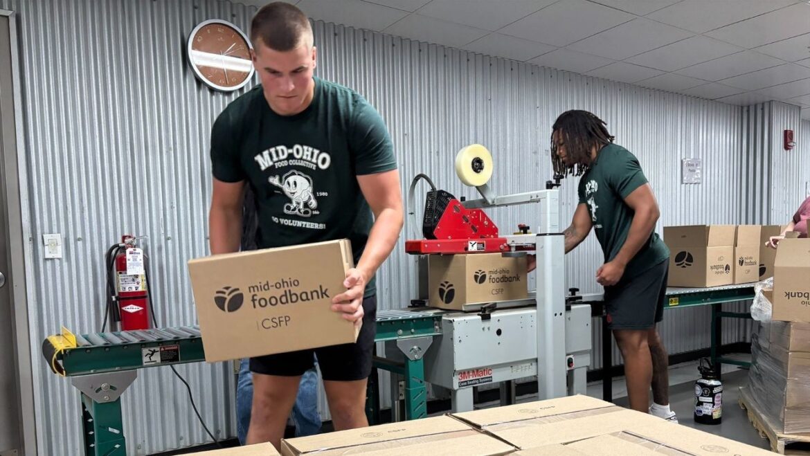Ohio State football players volunteer to pack food boxes at MOFC station icon