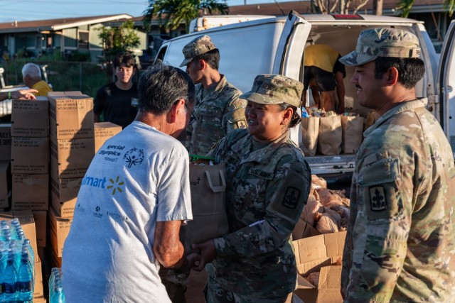 Hawaii Guardsmen reinforce Kauai community food distributions after storm damages from Hurricane Lowell