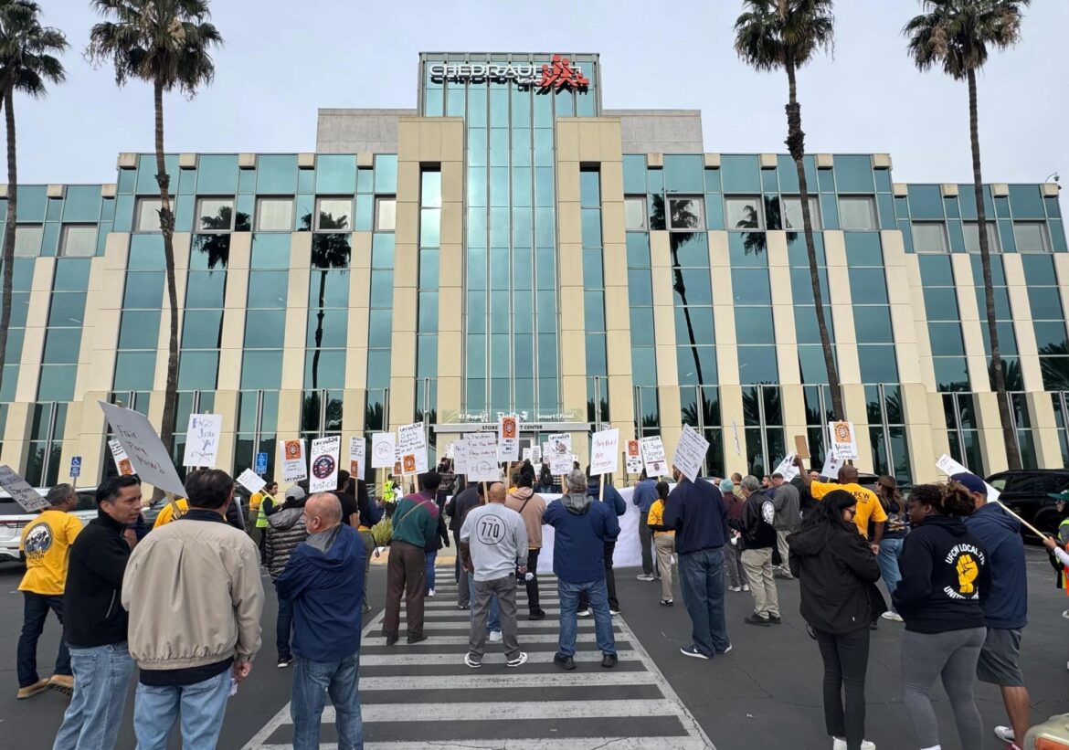 700 El Super grocery workers OK union contract with ICE protections – San Diego Union-Tribune 700 El Super grocery workers OK union contract with ICE protections – San Diego Union-Tribune