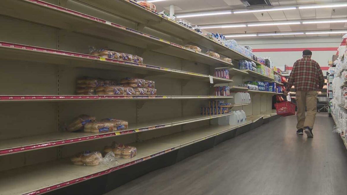 Grocery stores see surge in shoppers as winter storm approaches