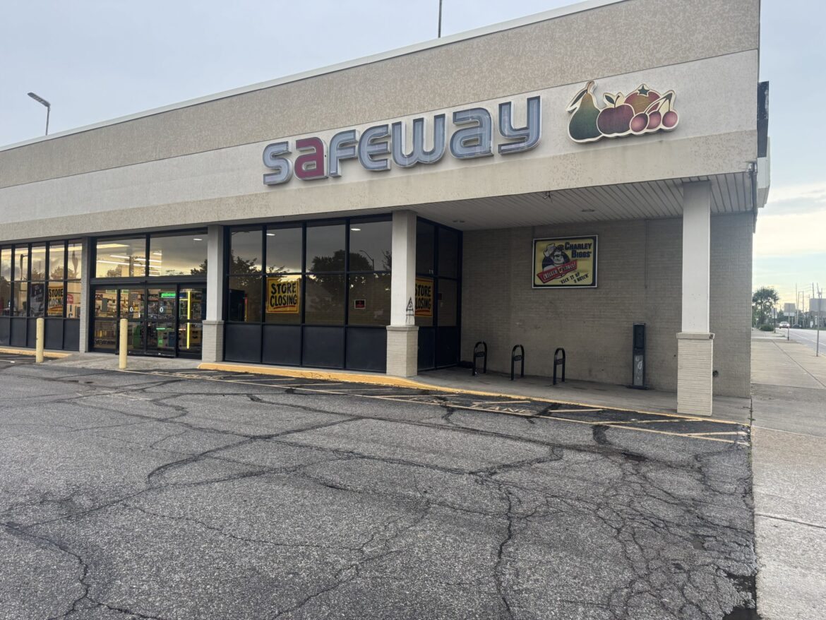 Indy southsiders say goodbye to Safeway grocery store