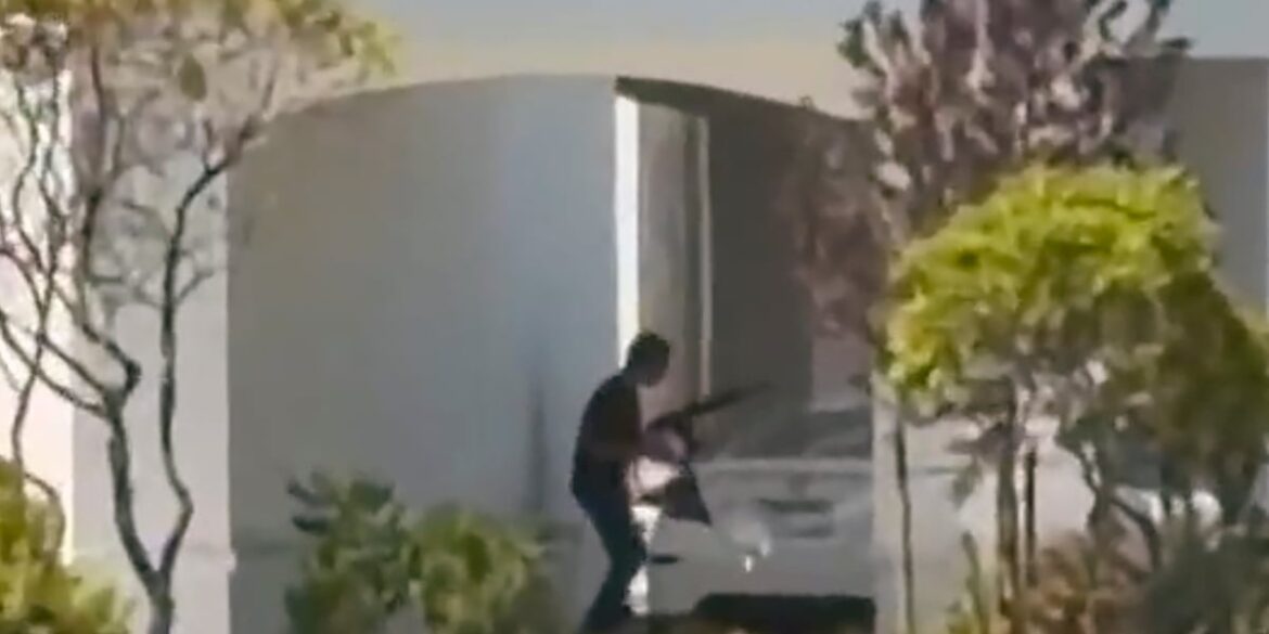 3 dead, 7 injured after shooting at In-N-Out restaurant, city spokesman says 3 dead, 7 injured after shooting at In-N-Out restaurant, city spokesman says