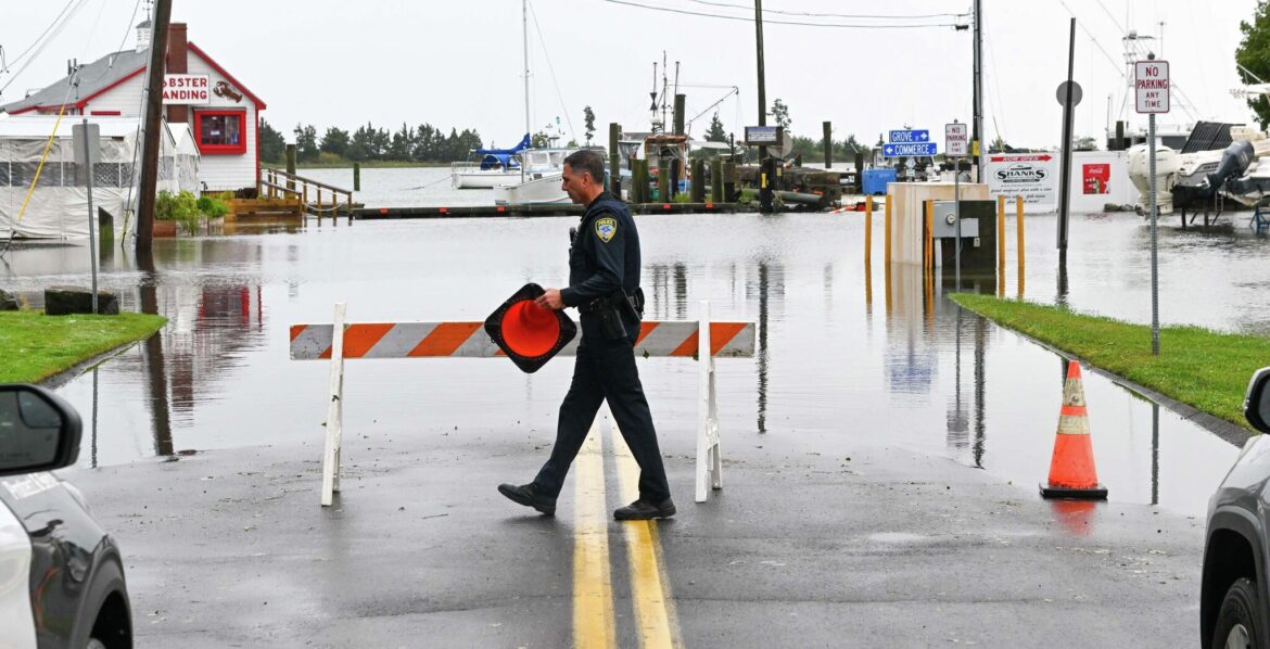 Clinton’s Lobster Landing surrounded by floodwaters in nor’easter Clinton’s Lobster Landing surrounded by floodwaters in nor'easter