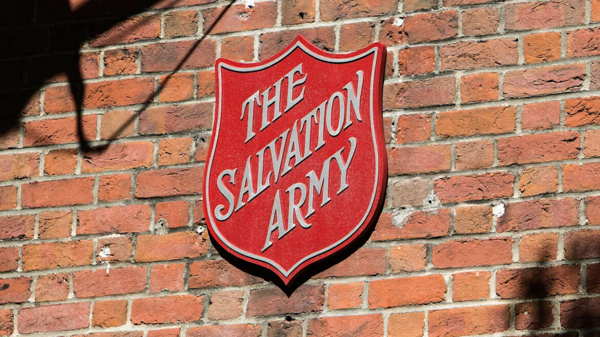 Florida Salvation Army pantry went from 30 visitors a day to 100 in 3 hours as food costs rise Florida Salvation Army pantry went from 30 visitors a day to 100 in 3 hours as food costs rise