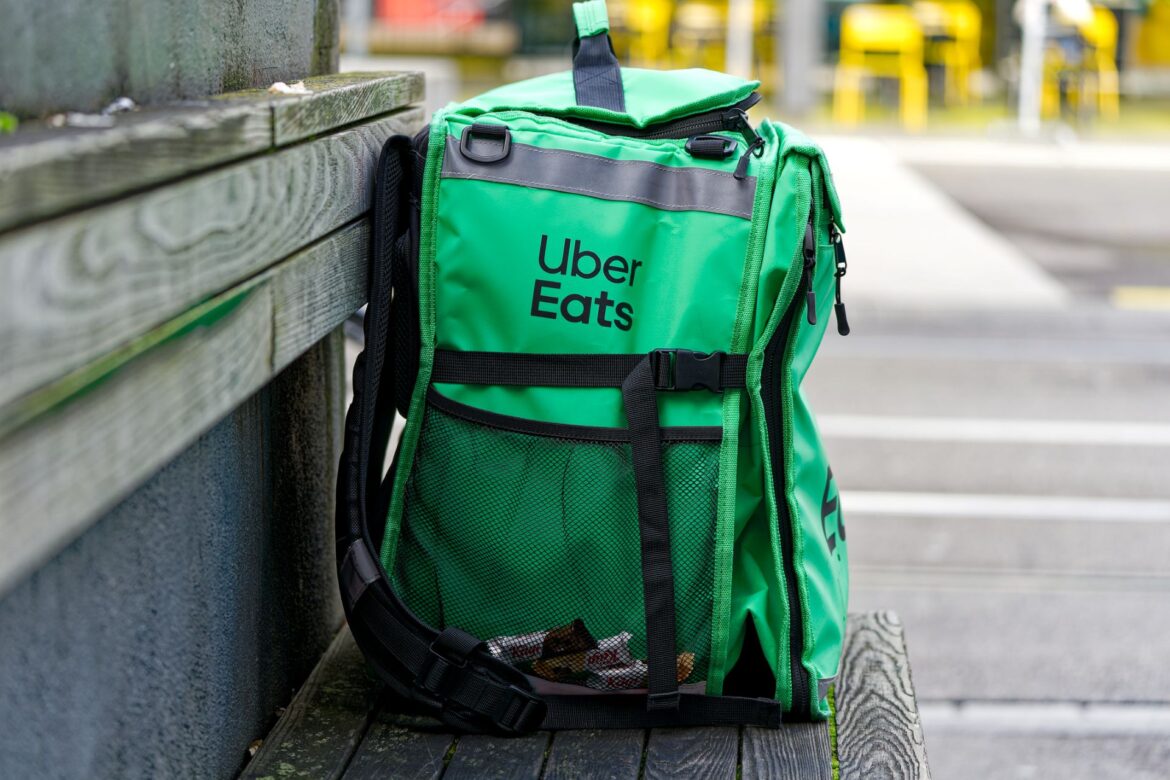 Baltimore restaurant says Uber Eats kept orders coming while nearly $30,000 in payouts froze An Uber Eats food bag.