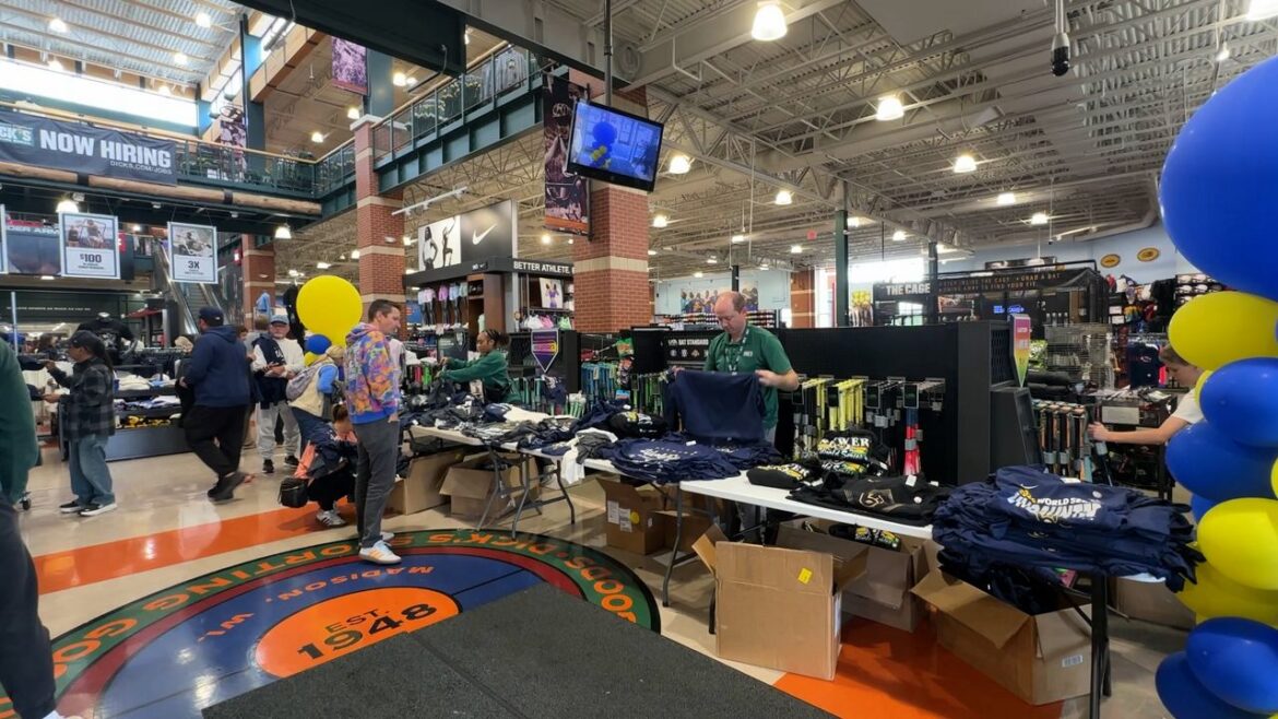 Brewers postseason run boosts Madison restaurants, retailers Fans flock to Dick's Sporting Goods to pick up Brewers gear. (Spectrum News 1/Natalie Sopyla_