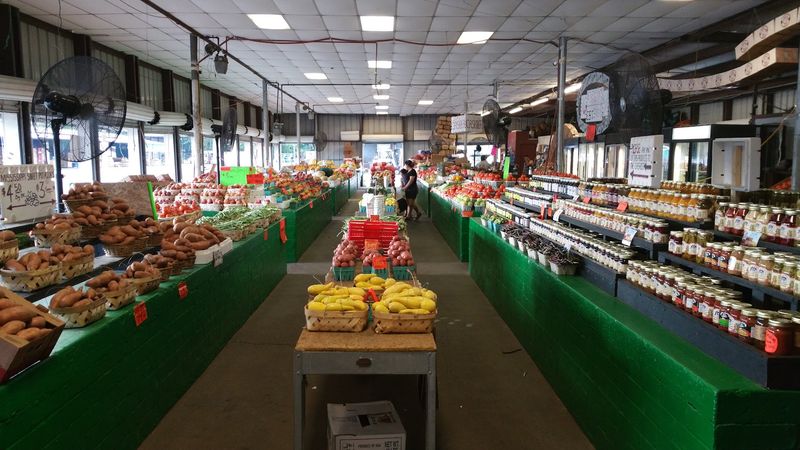 These 7 Alabama Farmers Markets Are Worth The Drive For Fresh Peaches And Homemade Jam featured image 337cb86c2e11 3ef6f838f045