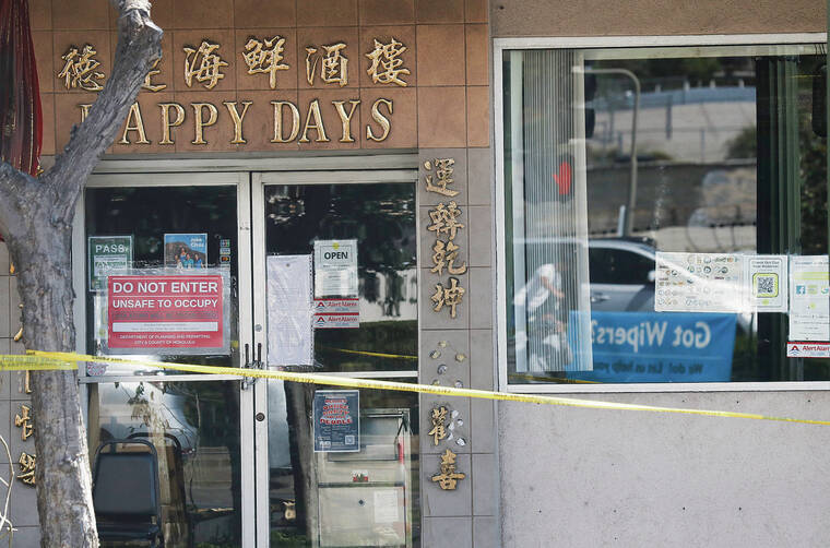 STAR-ADVERTISER / AUG. 19
Police tape and warning signage are seen at the entrance to Happy Days restaurant on Waialae Ave.