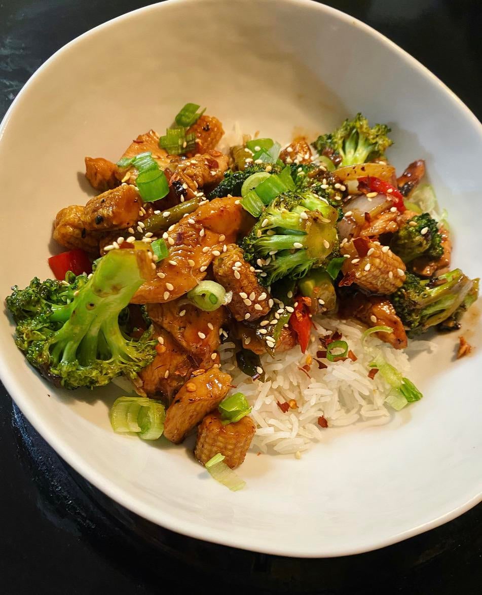 Chicken and Mixed Vegetable Stir Fry, the best I’ve made!! 🥢 🍚 🥦