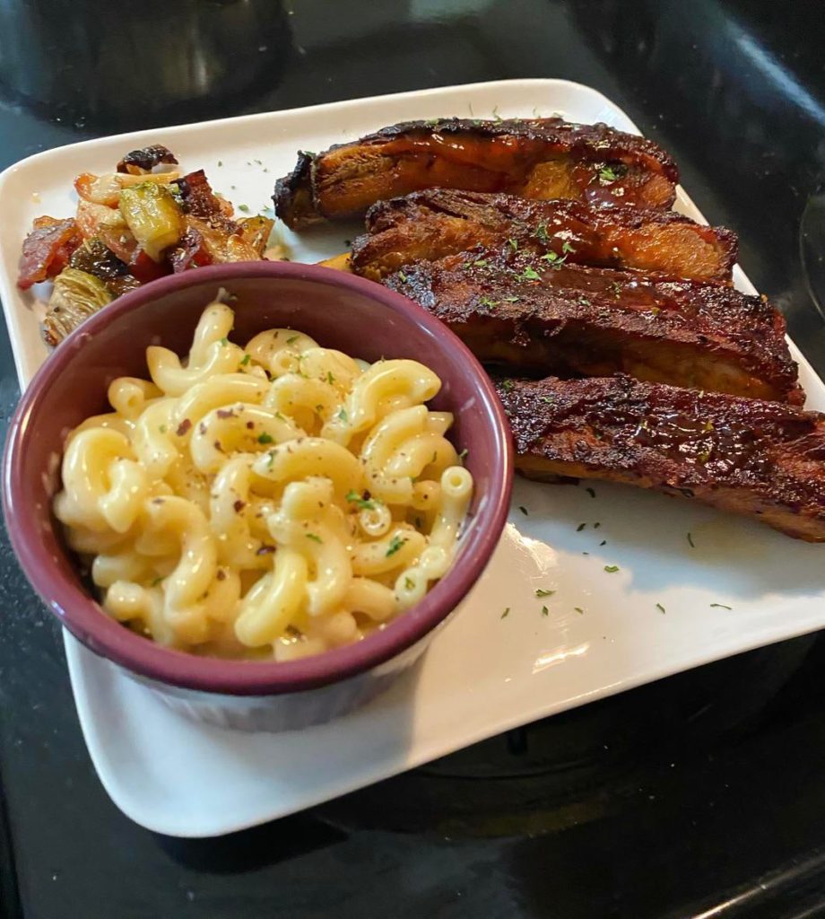 Ribs, Mac and Cheese, and Brussel Sprouts. 😋✨🍽
