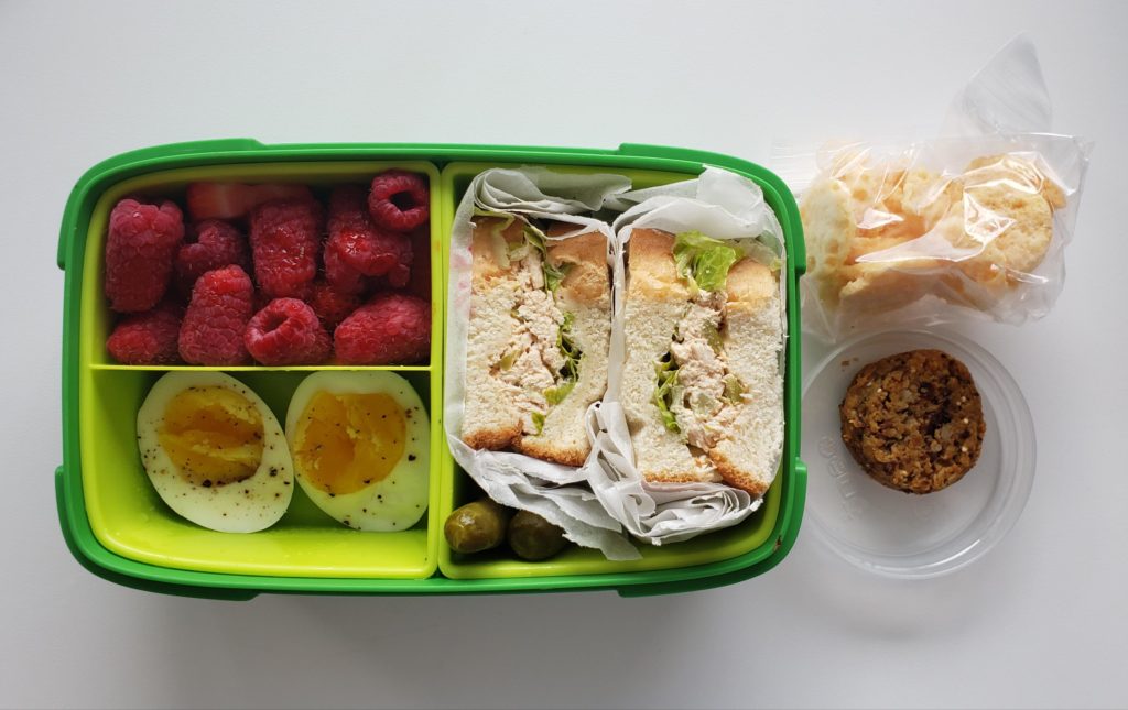 Breakfast, lunch and an afternoon snack at work today! Total: 700 cal.