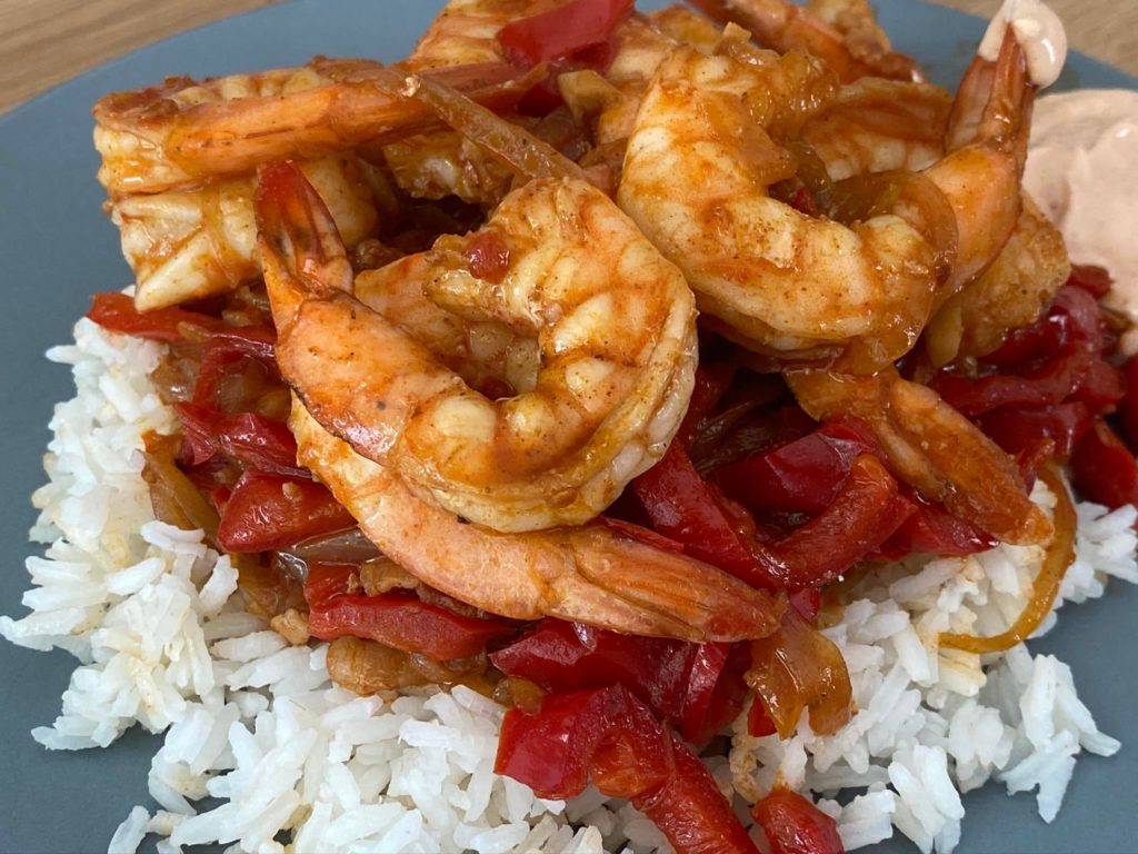 [Homemade] Shrimp with onions and peppers over rice with yogurt, sriracha and garlic sauce