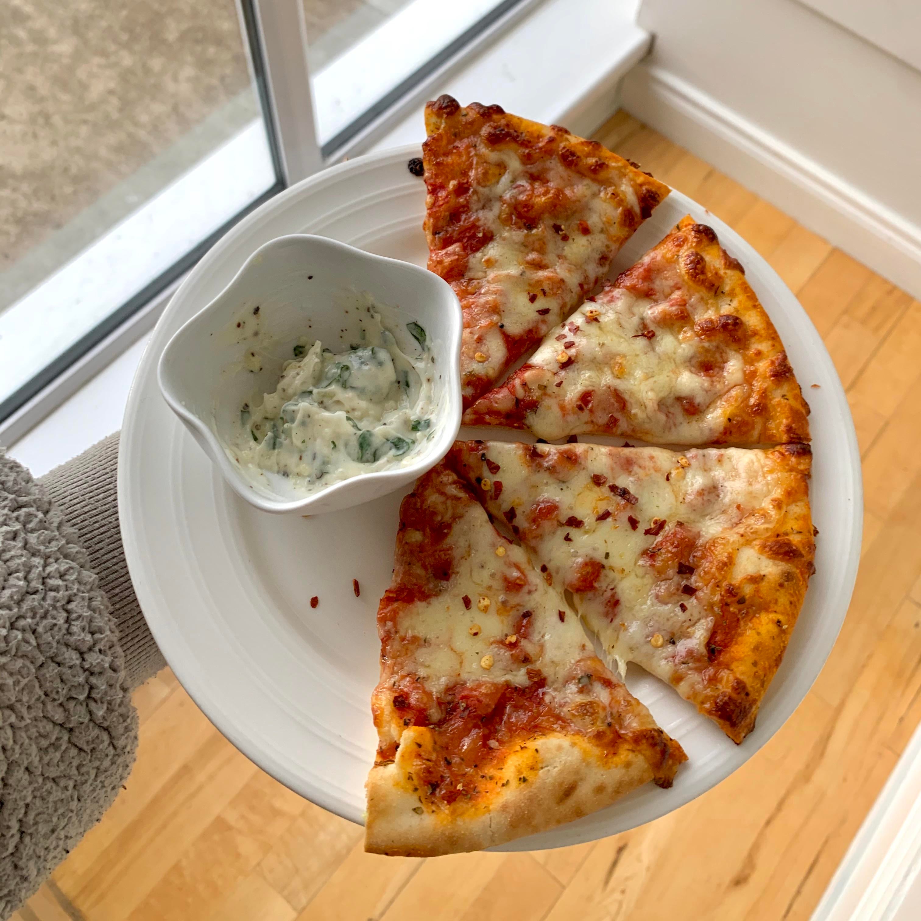 Half a pizza and garlic mayo for only 319 calories? Yes please 🥵