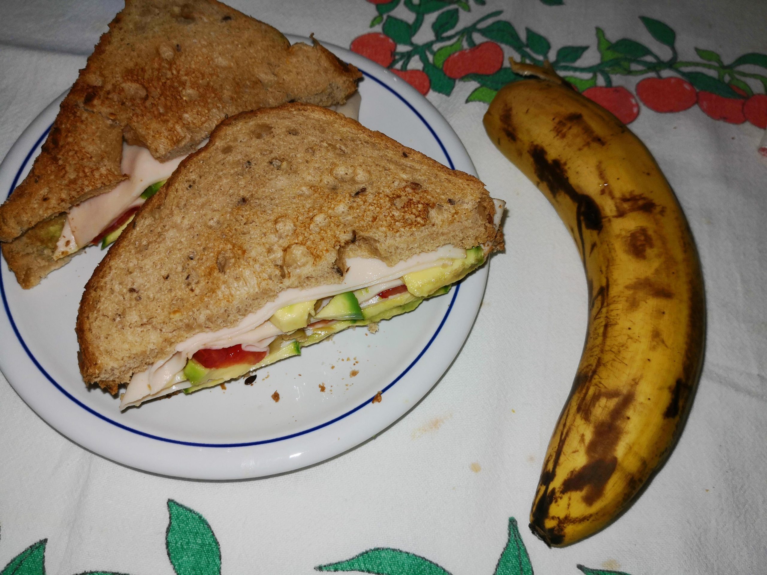 My 550 calories lunch. Avocado, chicken breast, zucchini, tomatoes