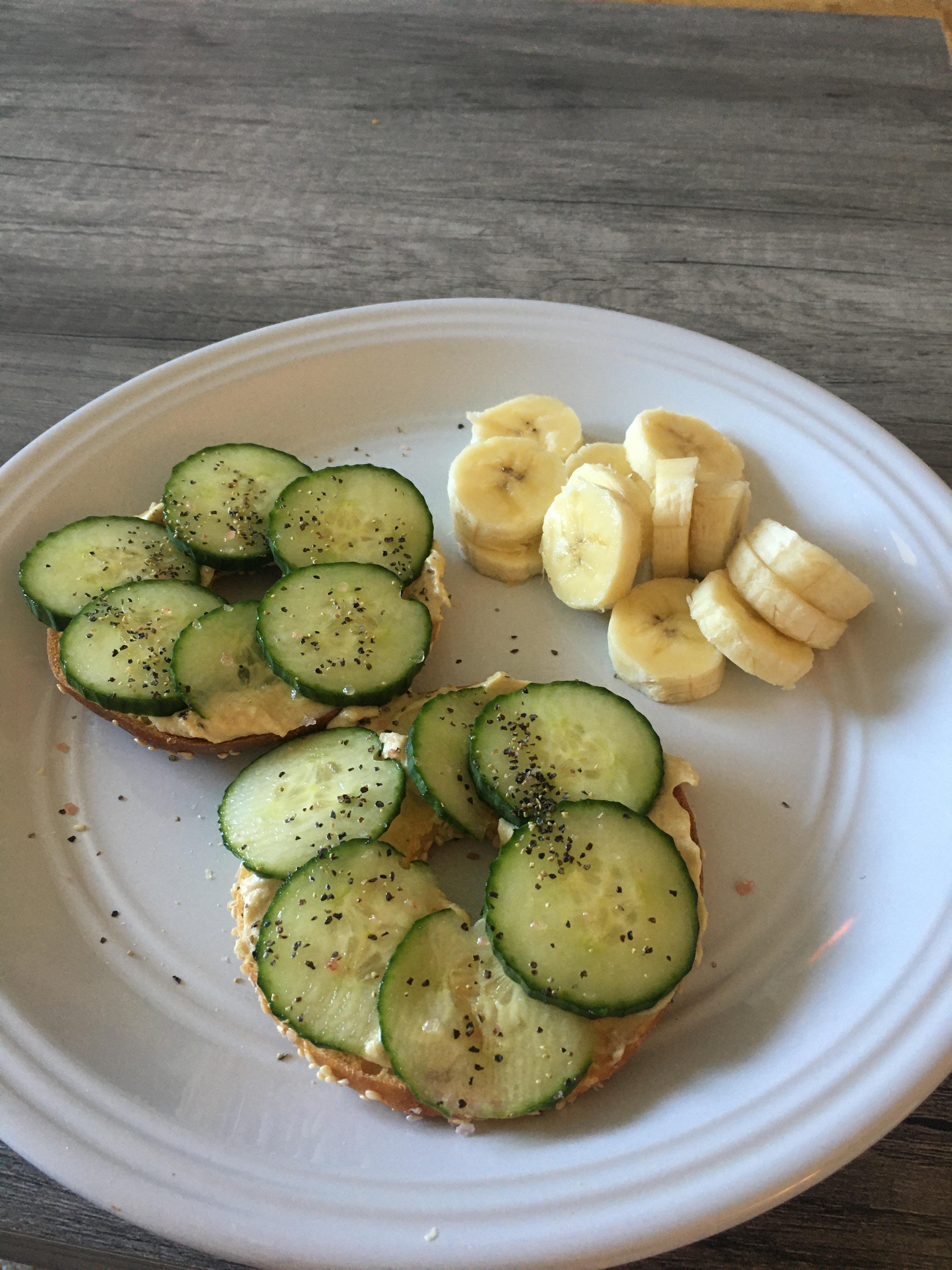 Lunch! Sesame bagel thin with hummus, cucumber and a banana on the side