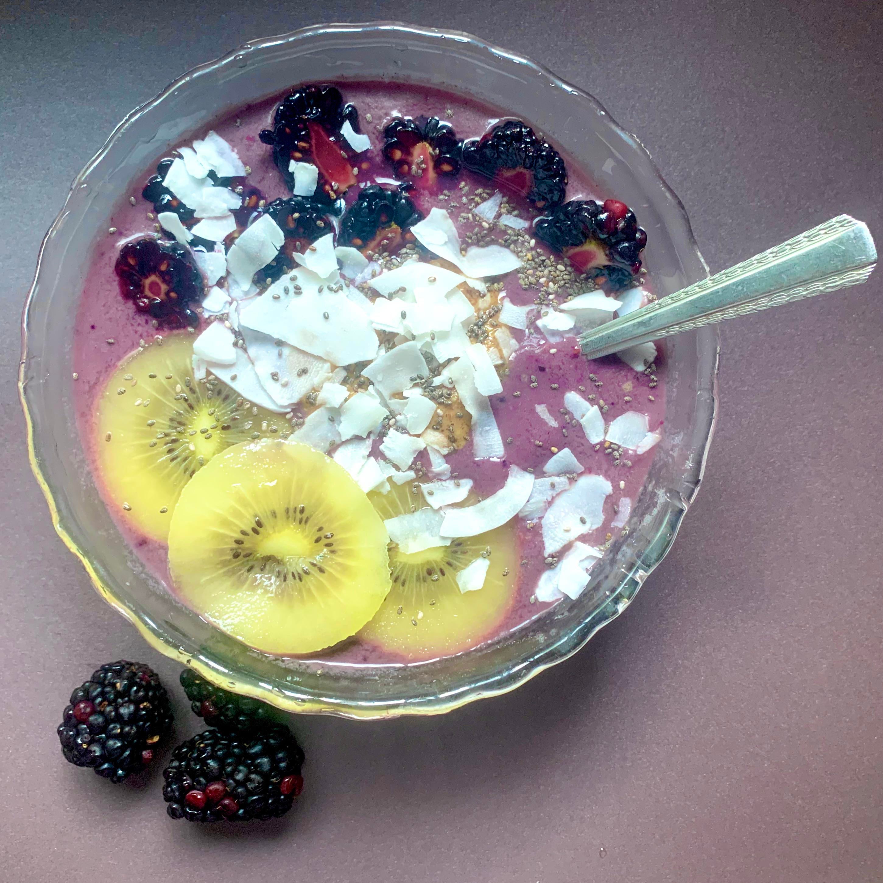 Açai bowl with golden kiwi, blackberries and coconut flakes 🌴 Dining