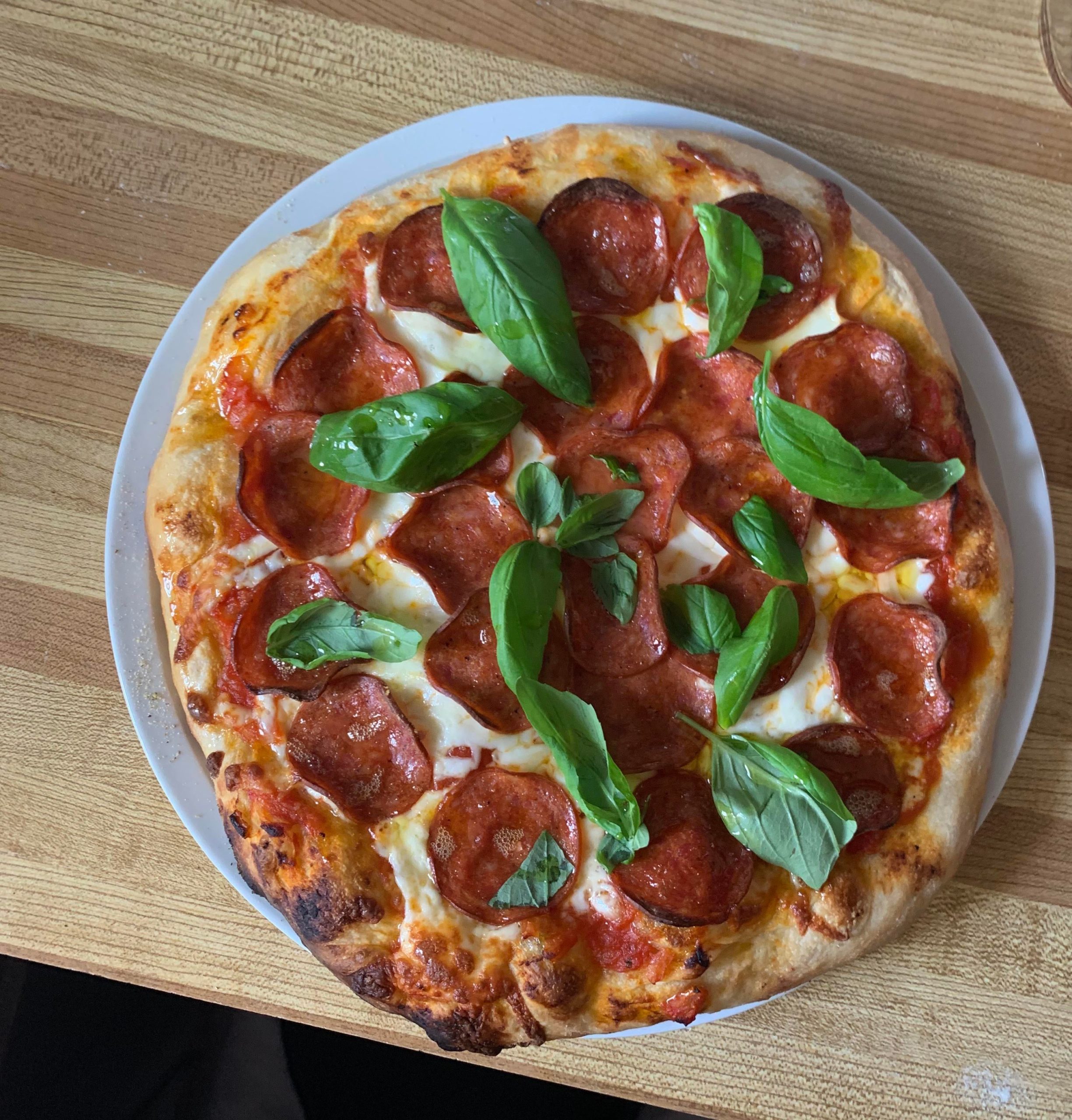 [Homemade] classic pepperoni and basil, the perfect pizza Dining and