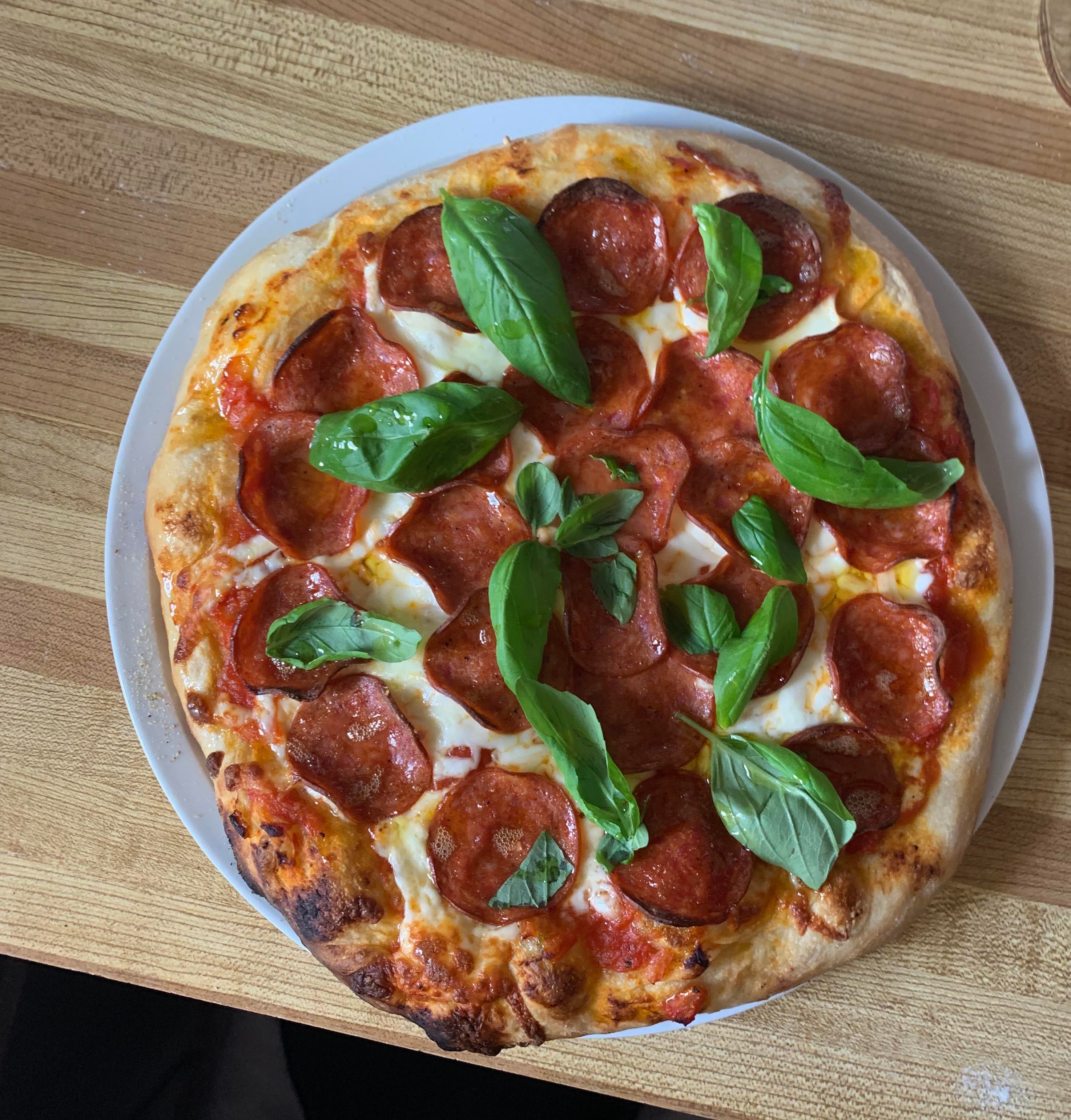 [Homemade] classic pepperoni and basil, the perfect pizza Dining and