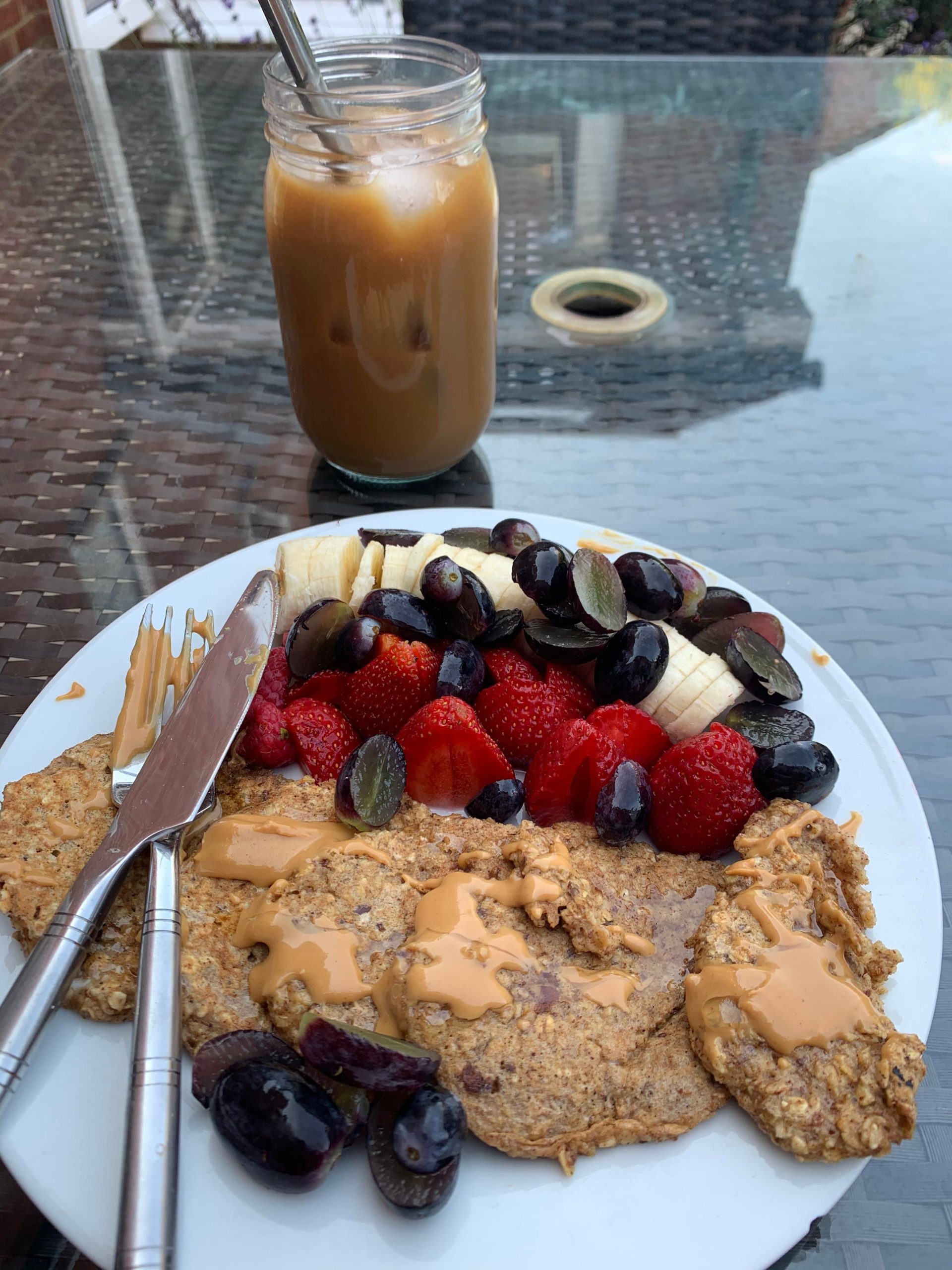 Oatmeal pancakes with fruit + PB (400 calories) 😋 Dining and Cooking