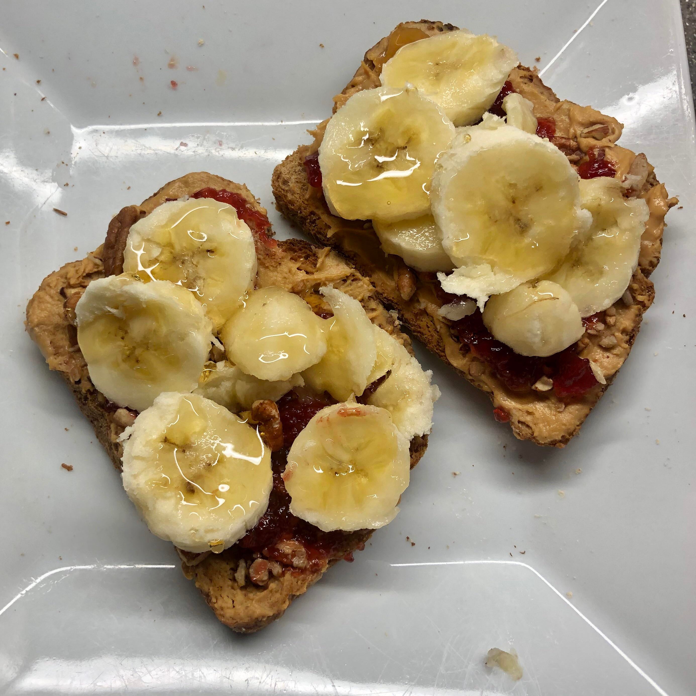 268 calorie Peanut butter and jelly toast with pecans, banana, and