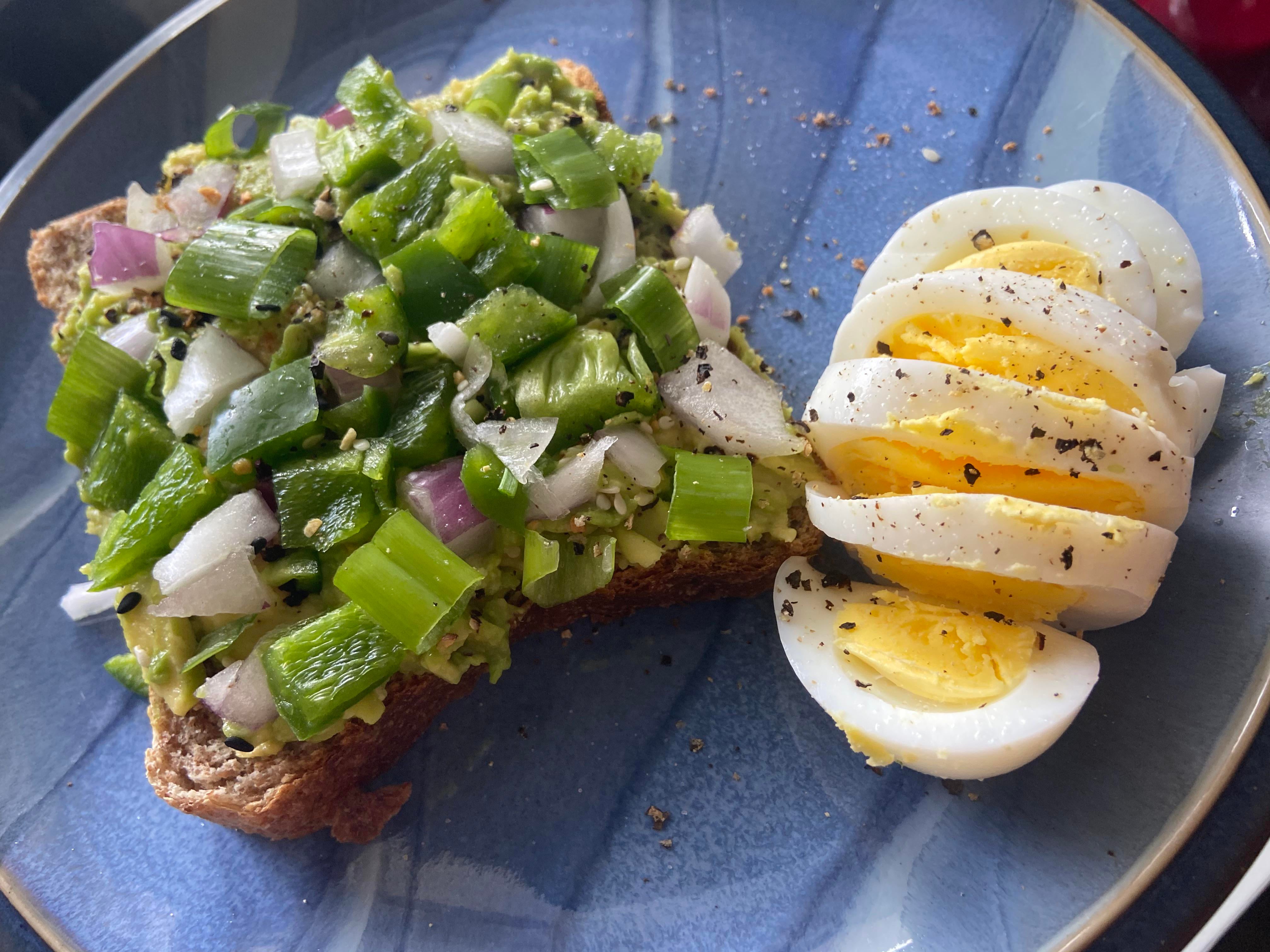 Avocado toast with an egg (310 calories) - Dining and Cooking
