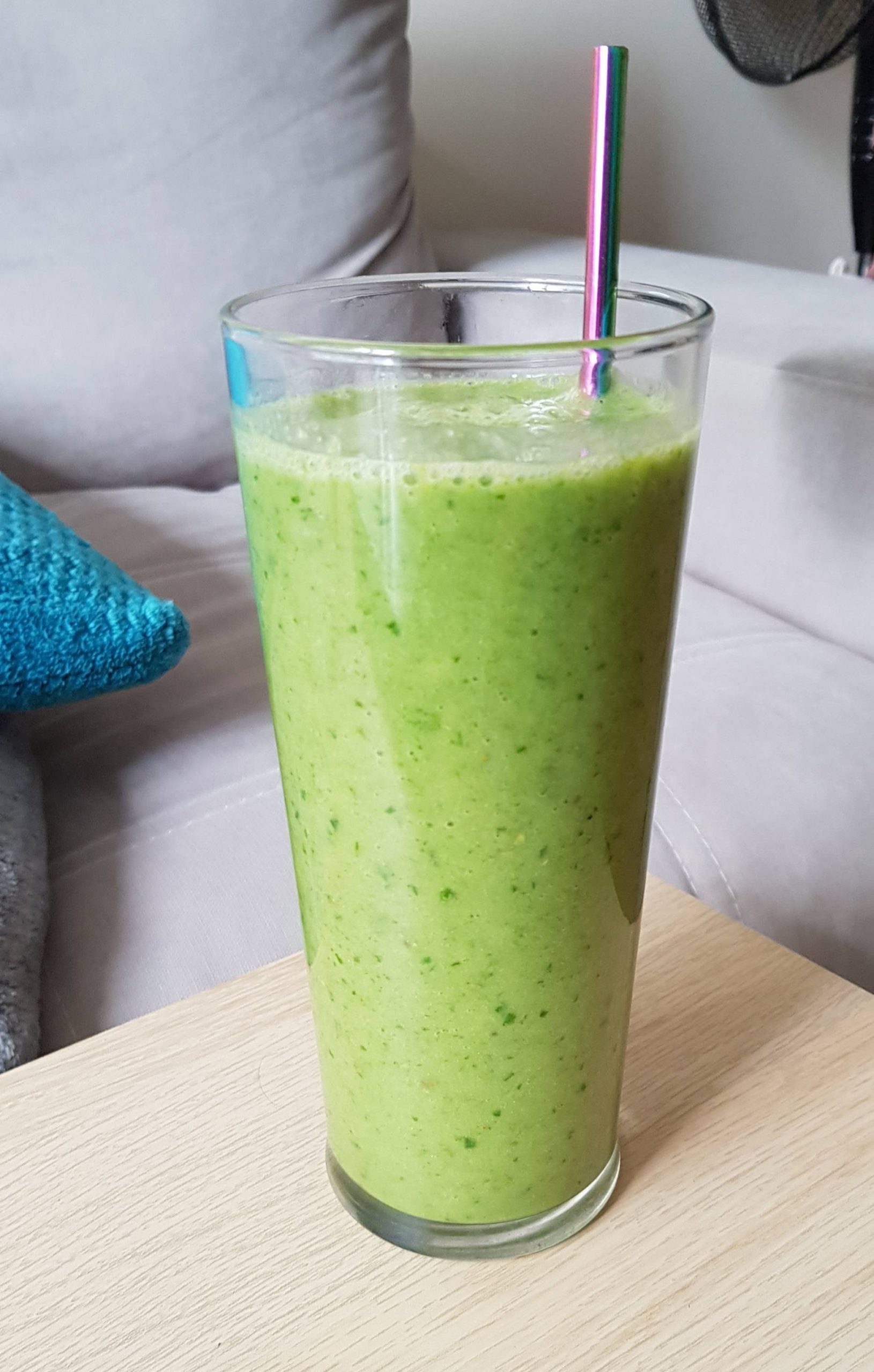 Starting my day slowly with this cucumber, pear, banana and spinach