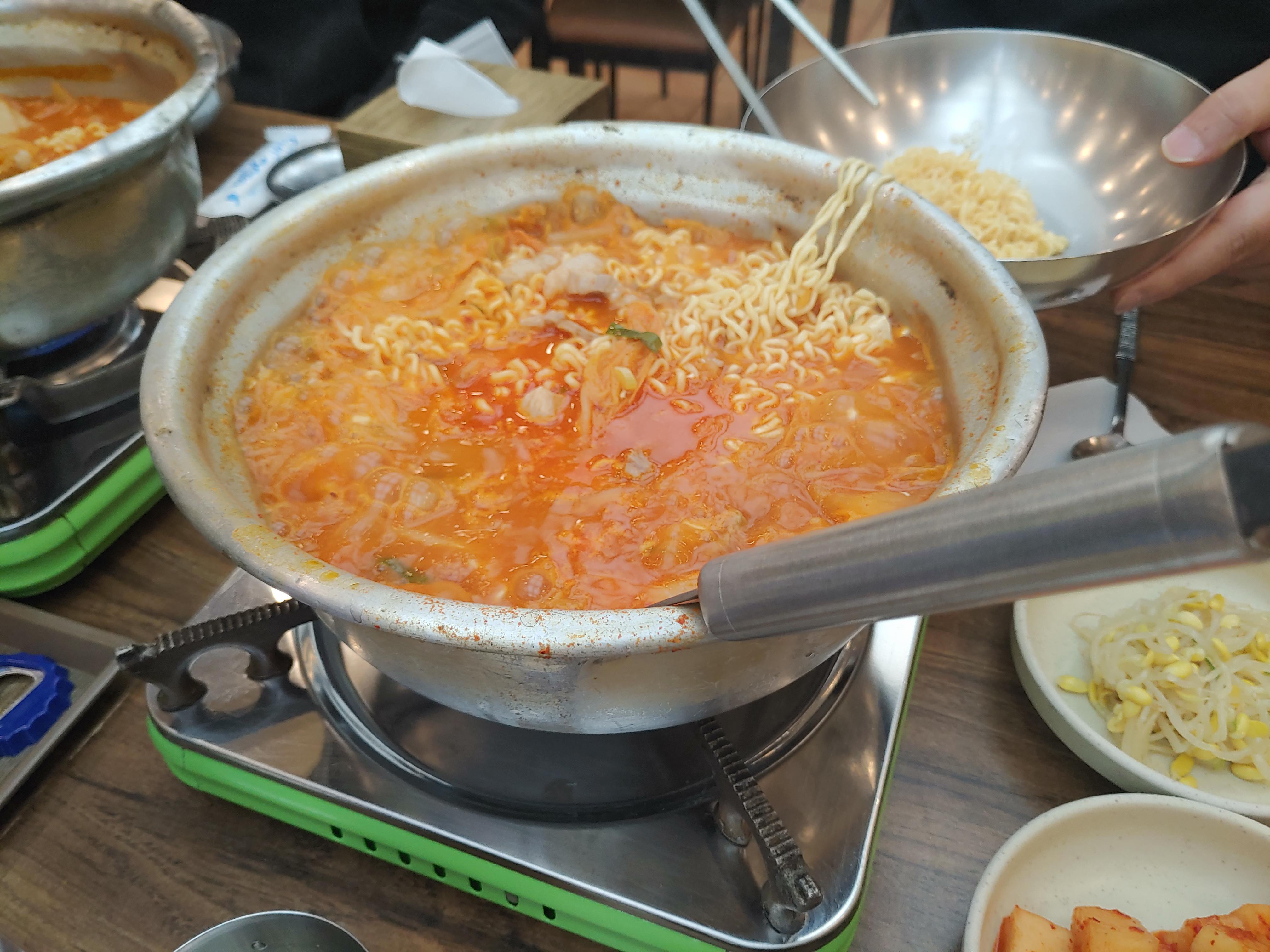 It's okay to eat the sour and spicy taste of kimchi stew every day