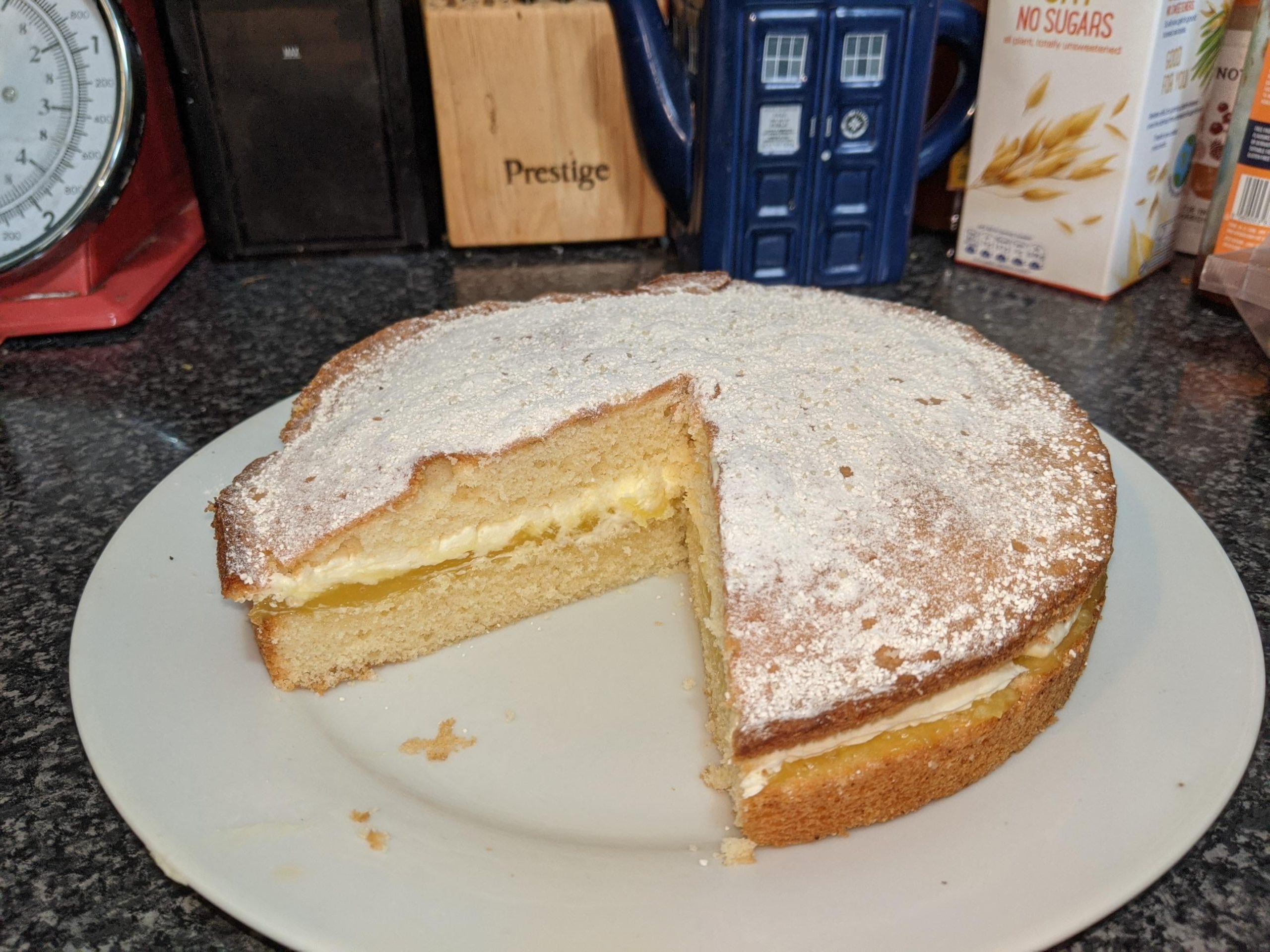 A simple Lemon Curd and Buttercream icing spongecake. (I made too much