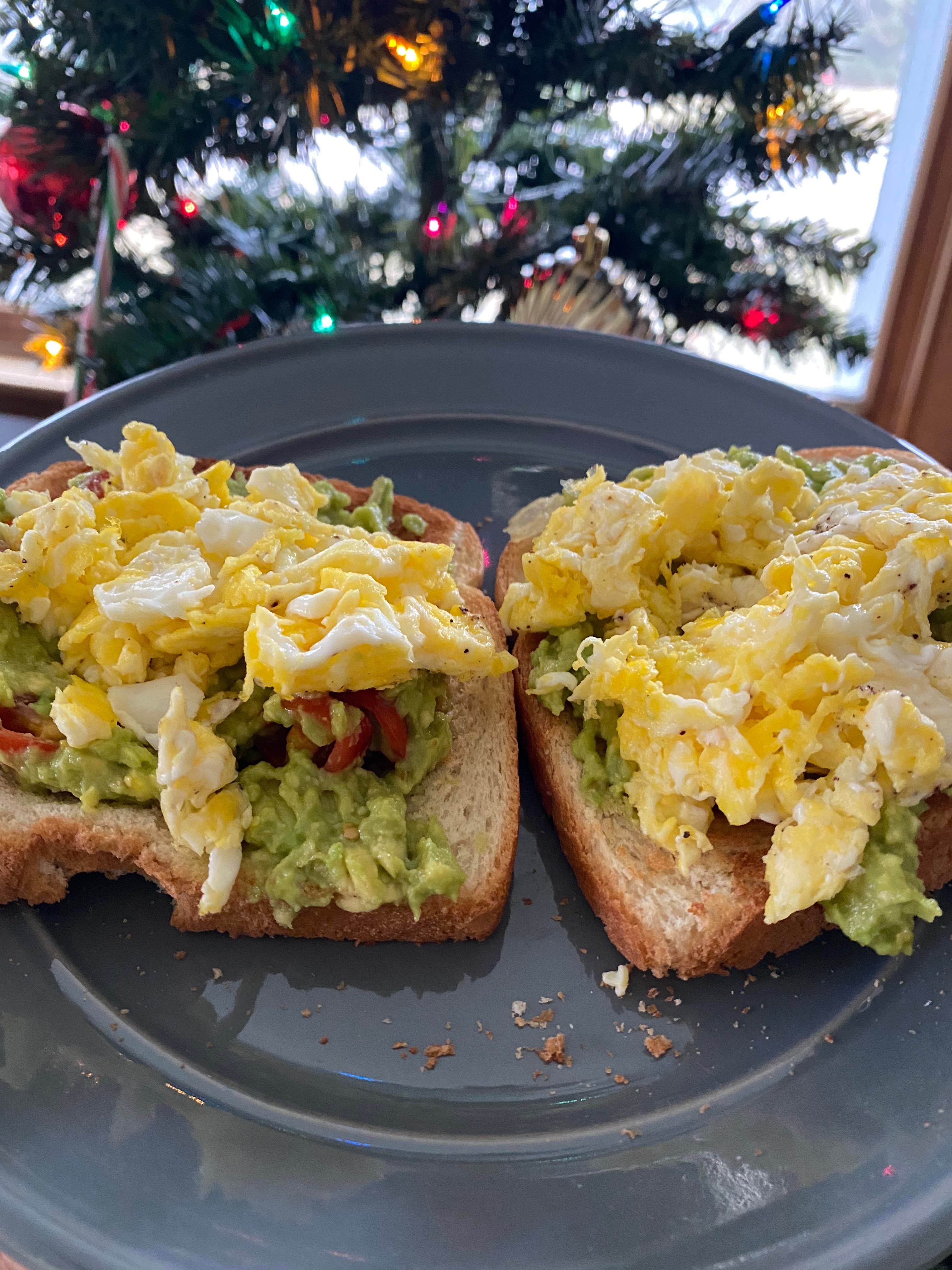 Avocado Tomato And Scrambled Eggs Just Shy Of 400 Calories Dining And Cooking