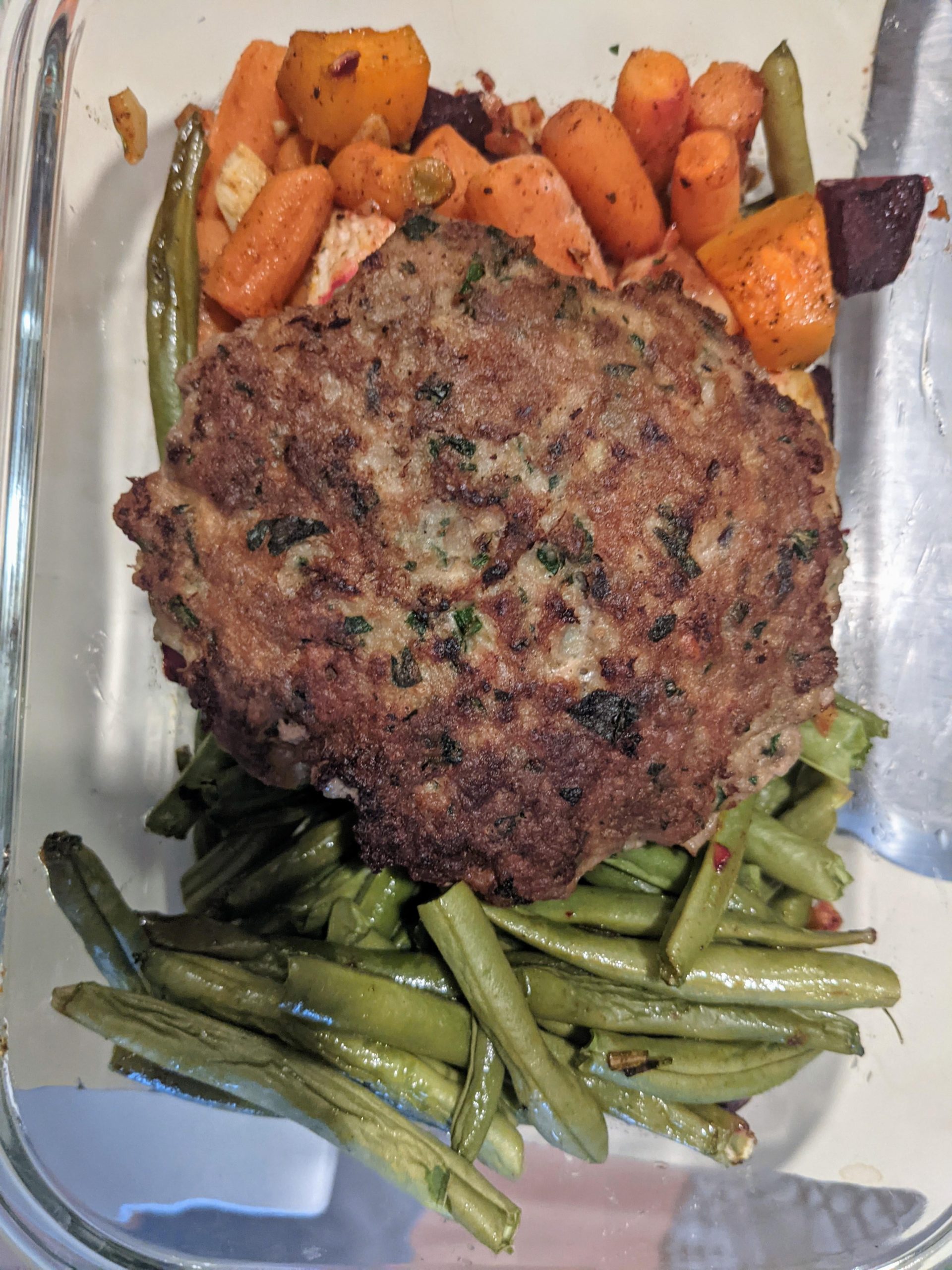 Turkey patties with roasted root vegetables and green beans for dinners