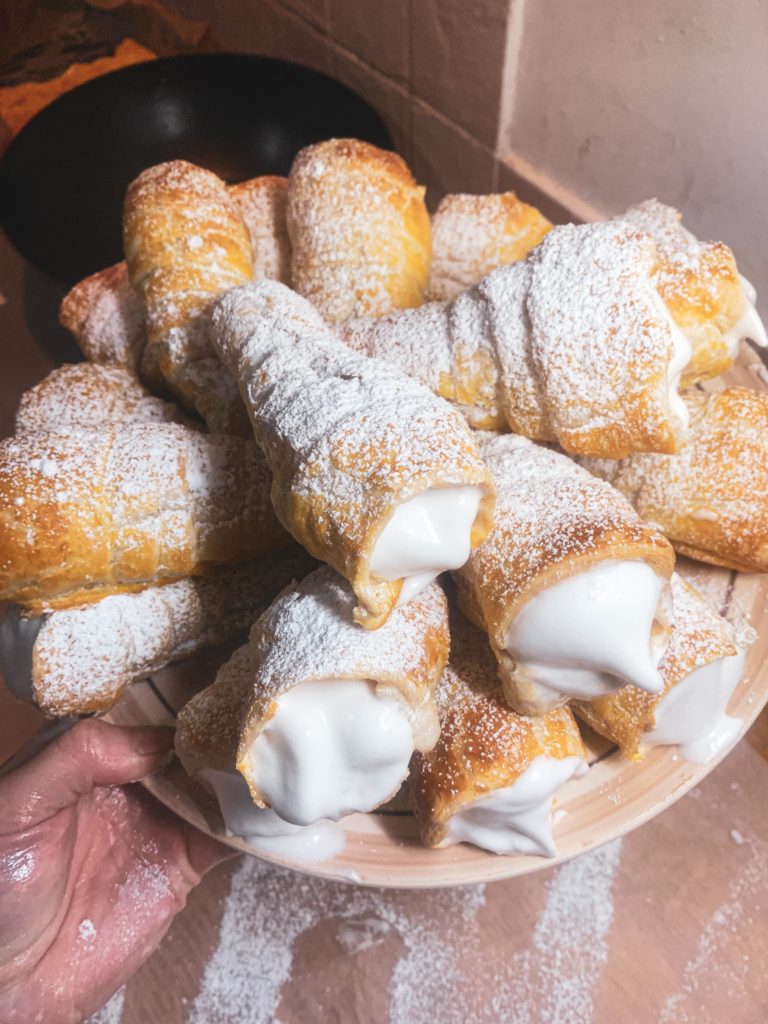 Puff pastry cream cones