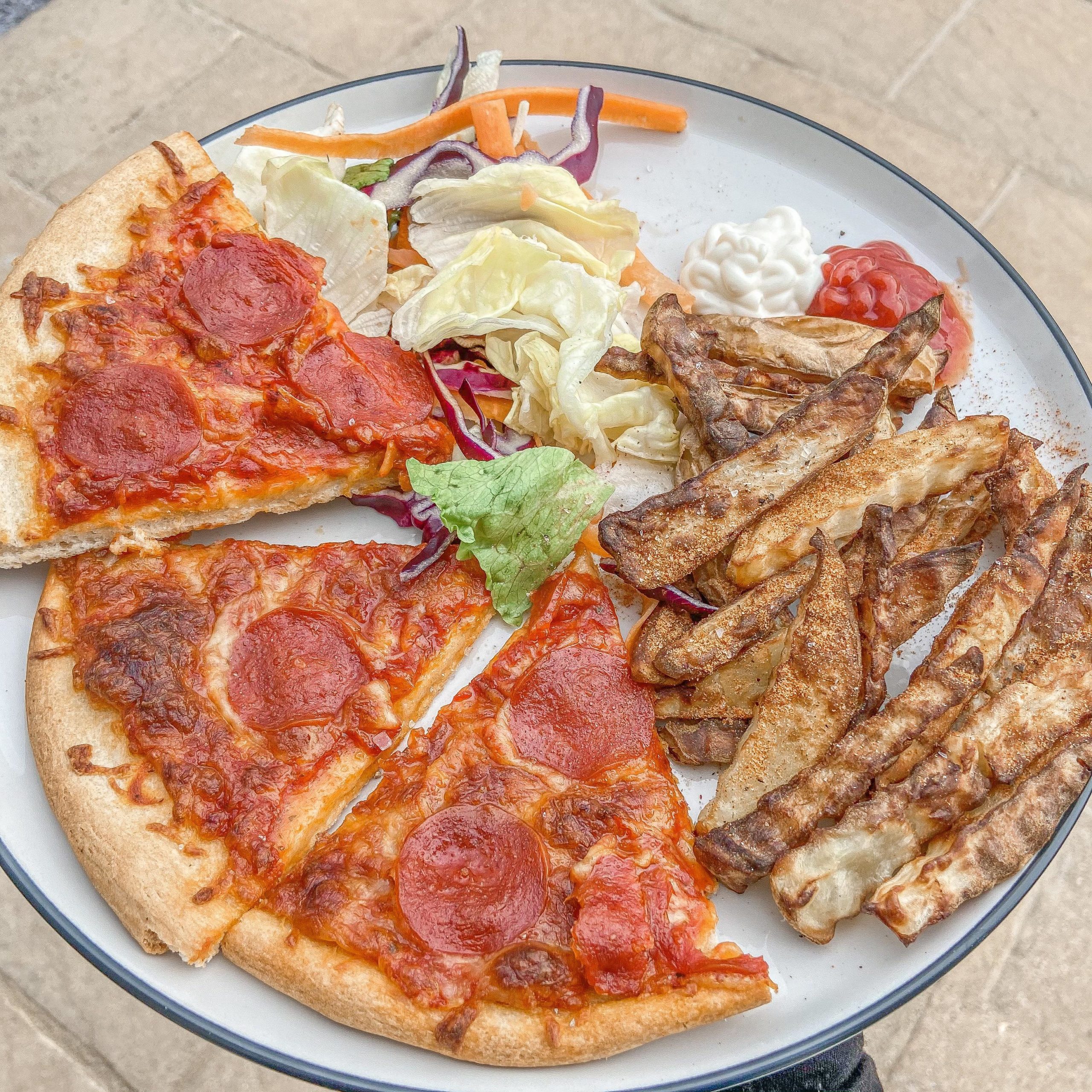 673 calories Half a goodfellows pepperoni pizza and 220g of air fryer