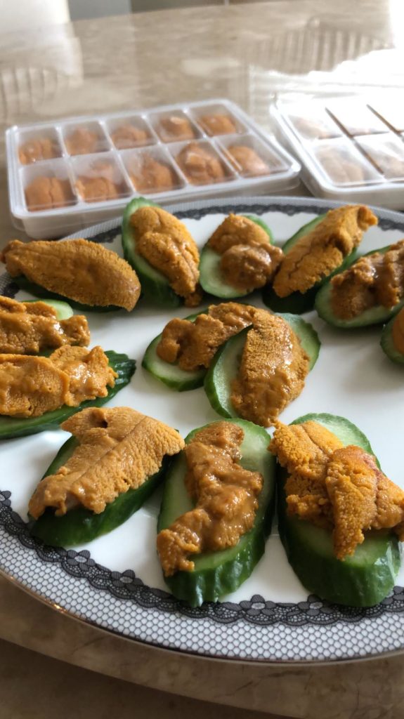 Uni on cucumber slices