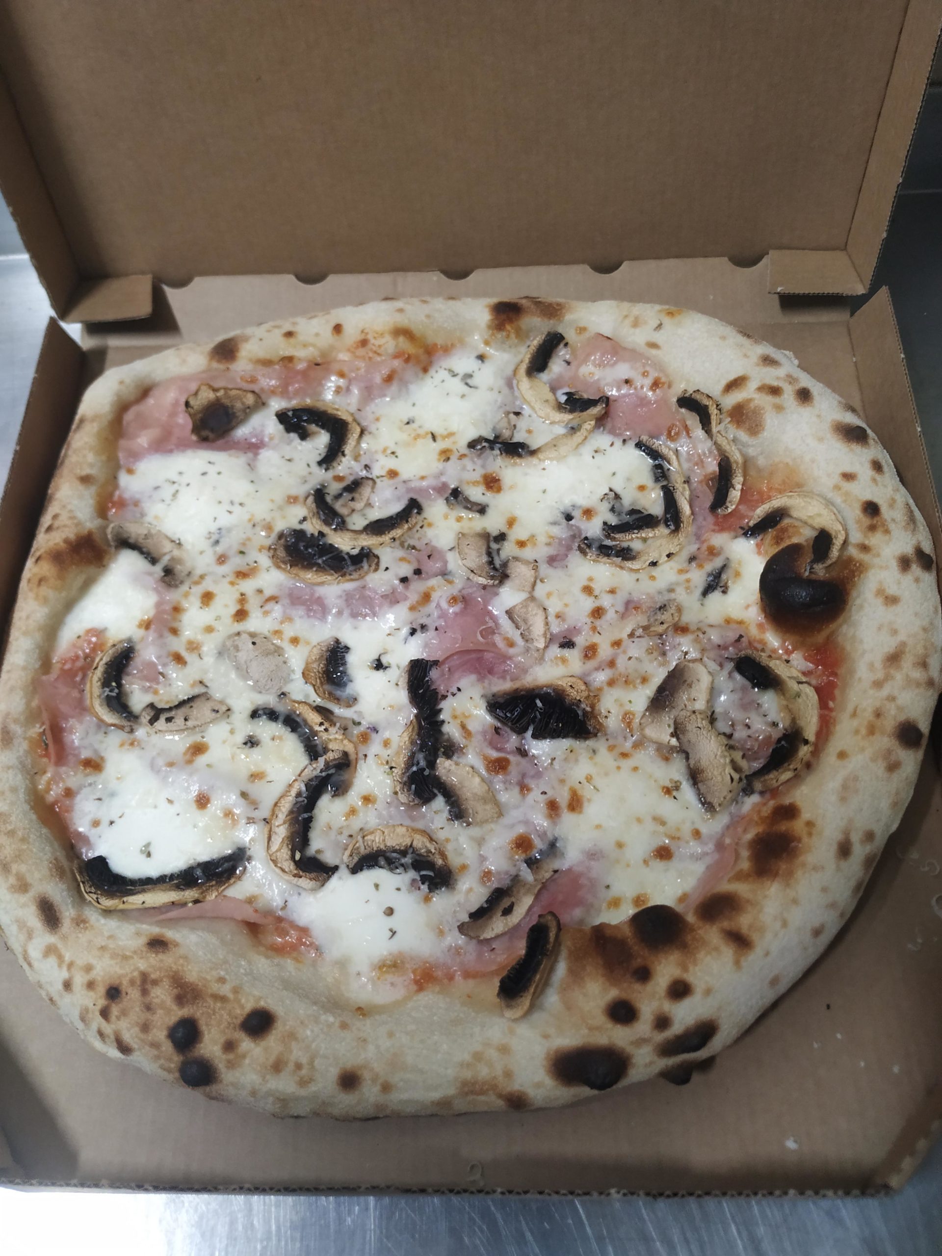 Prosciutto cotto, champignon and fior di latte Dining and Cooking