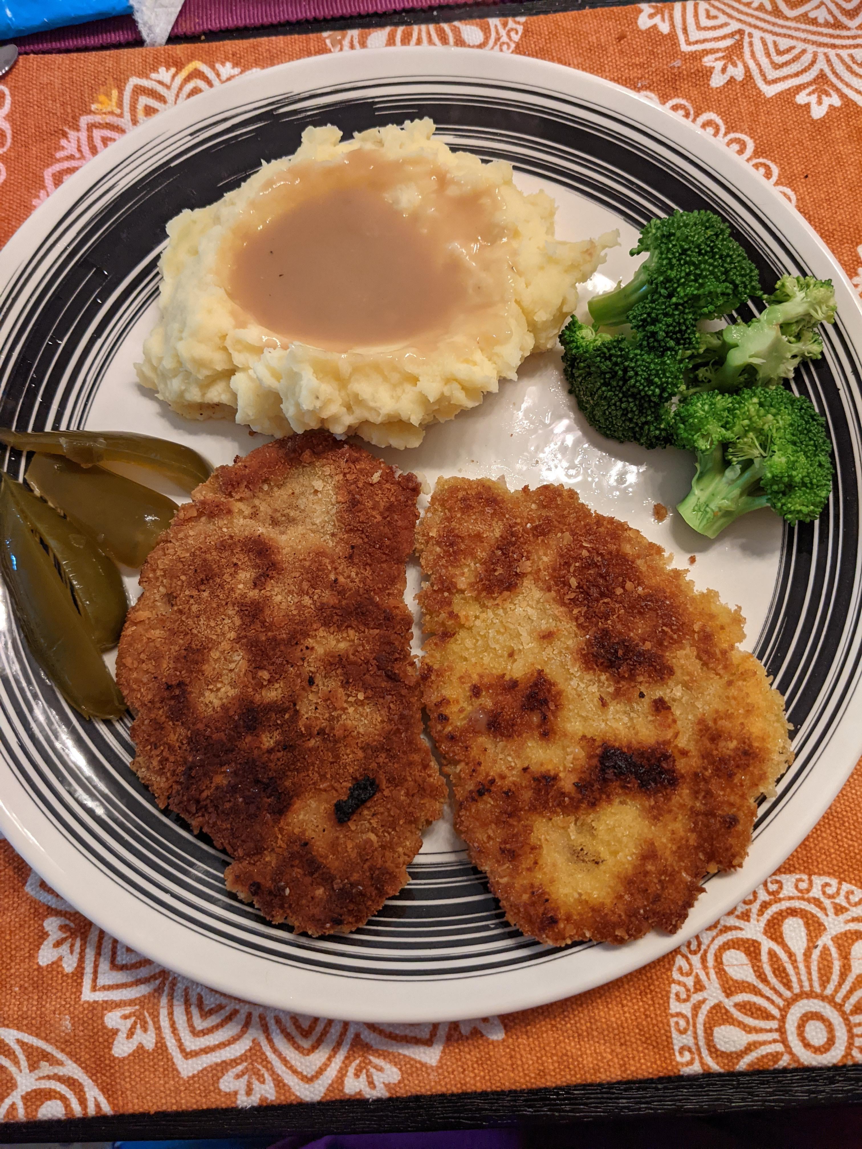 Breaded pork tenderloin, mashed potatoes, gravy and steamed broccoli