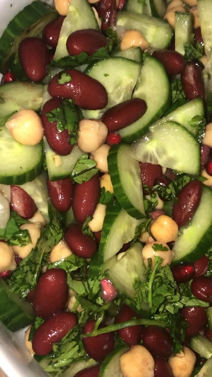 Chickpea, Cucumber, Pomegranate & Red Bean Salad. With Coriander & Lemon Juice. 🥒🌿 🍋 Dining