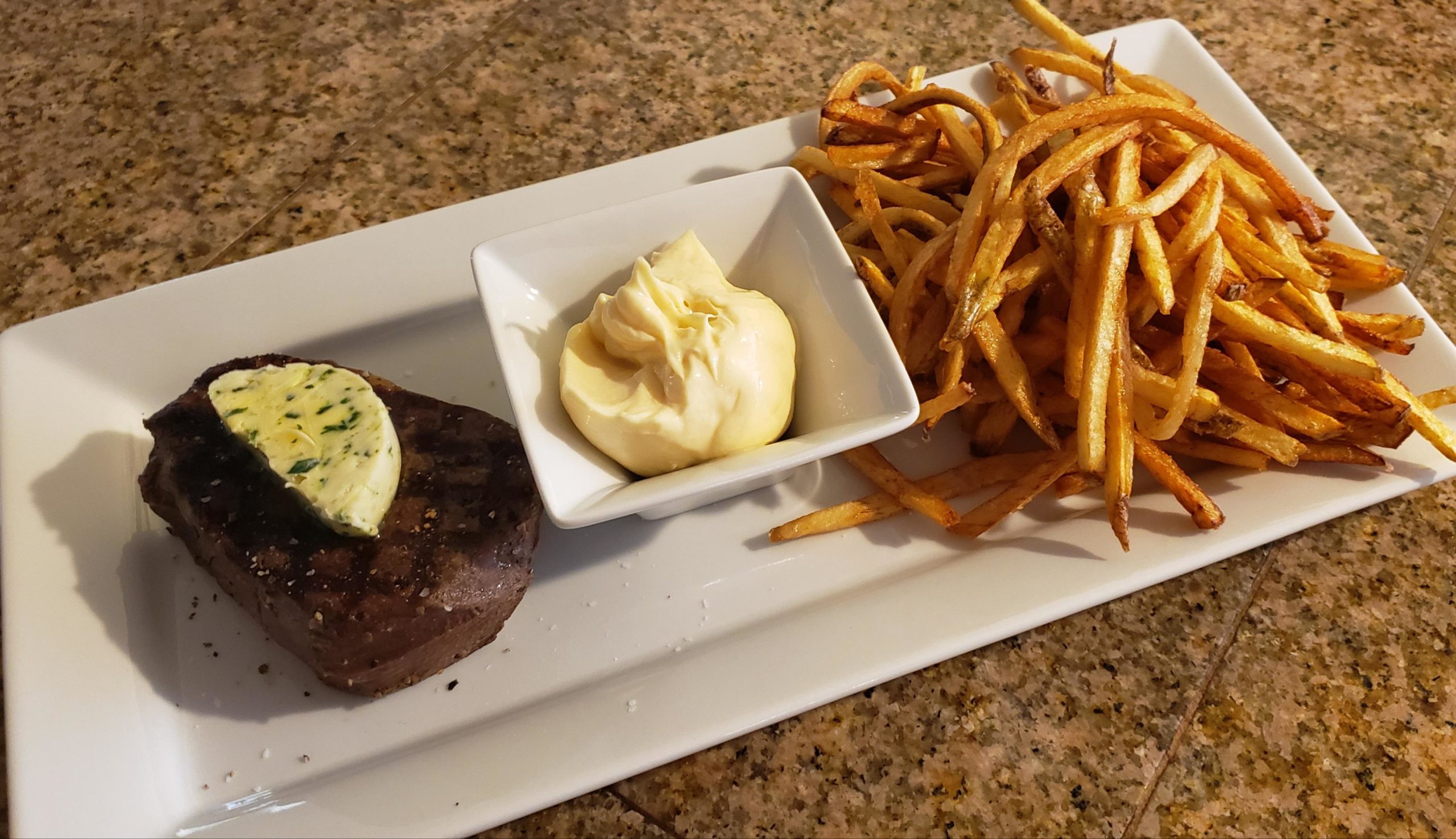 Sous vide tenderloin (135/3) and friets. Garlic butter and lemon